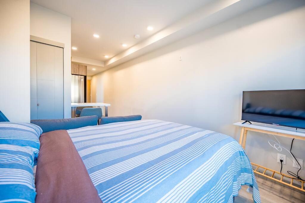 Kelowna Studio Near Restaurants and Grocery