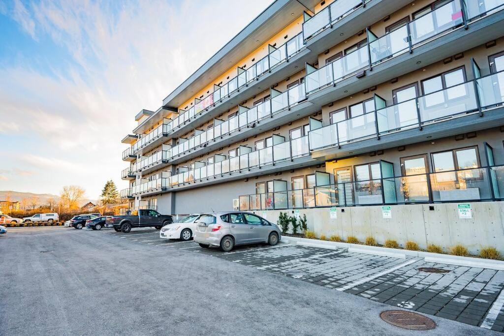 Kelowna Studio Near Restaurants and Grocery