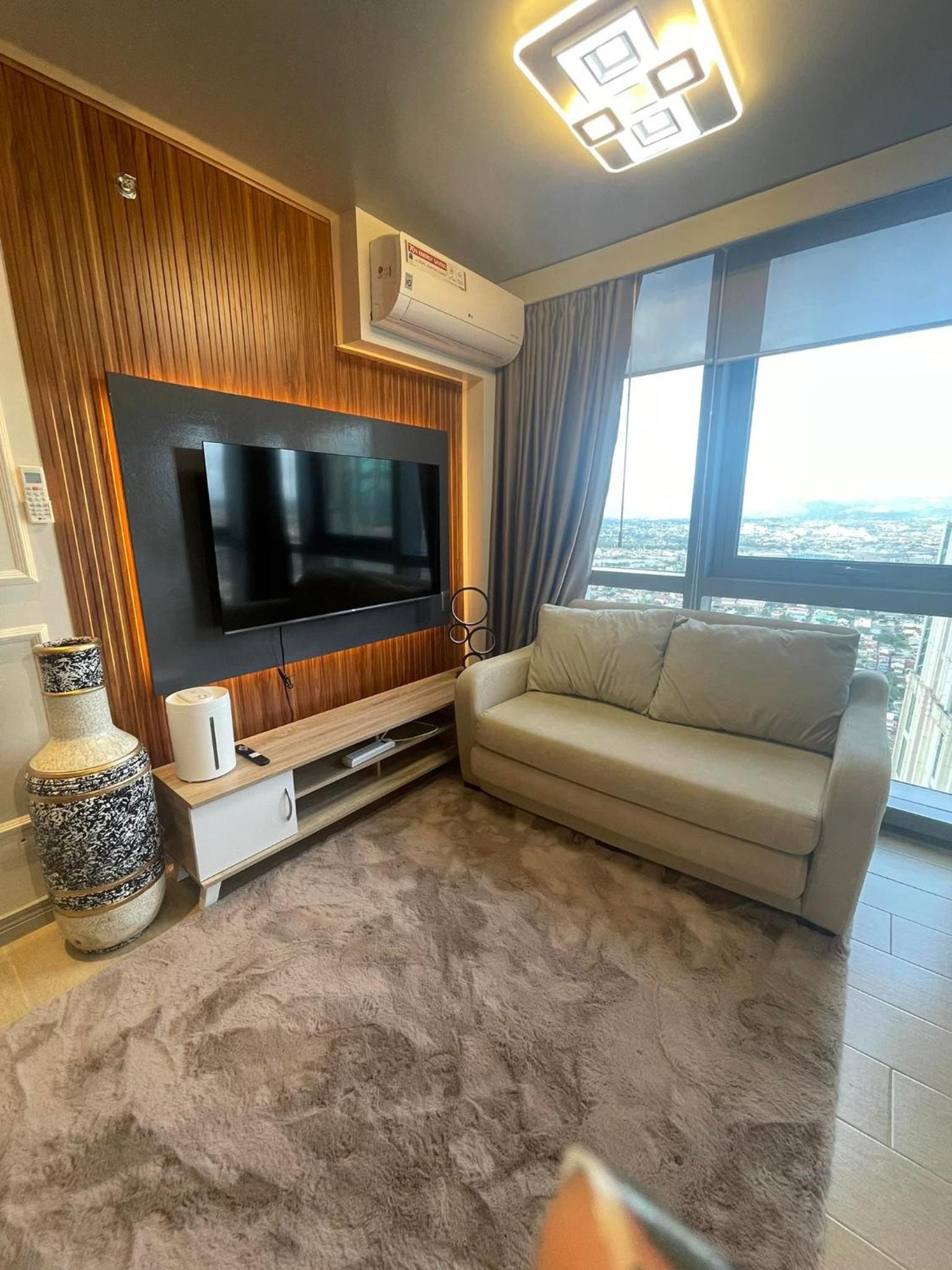 Fully Furnished 1BR unit in Eastwood Global Plaza view 3