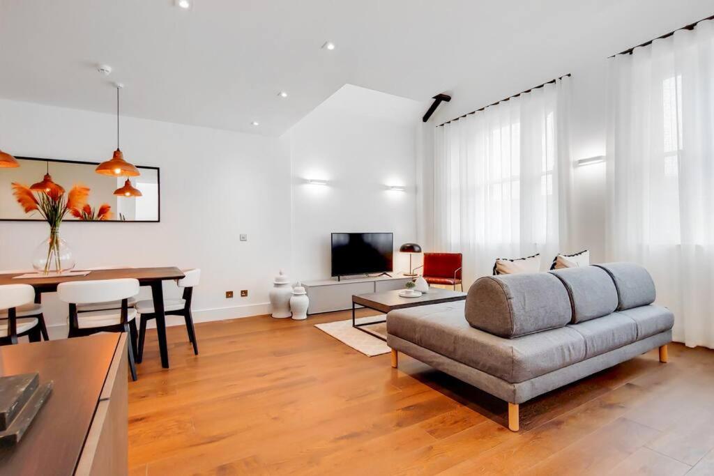 The Borough Collection near London Bridge and Borough Market - by Short Stories London