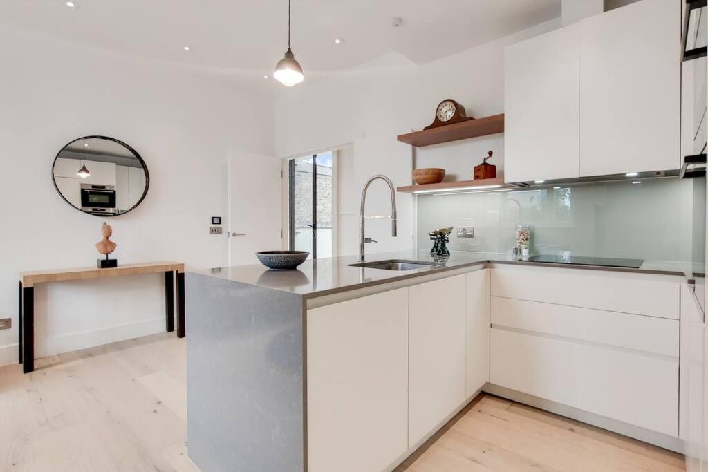 13 Borough Apartments - Contemporary 1-Bed, 1-Bath in Borough