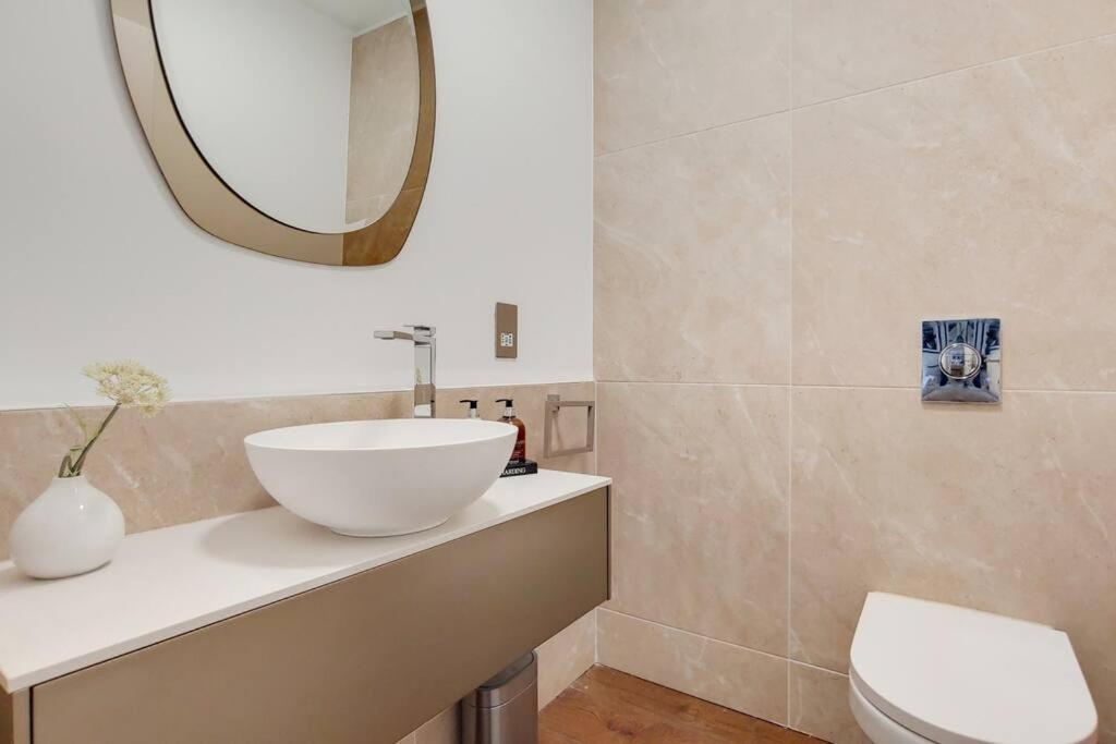 13 Borough Apartments - Contemporary 1-Bed, 1-Bath in Borough