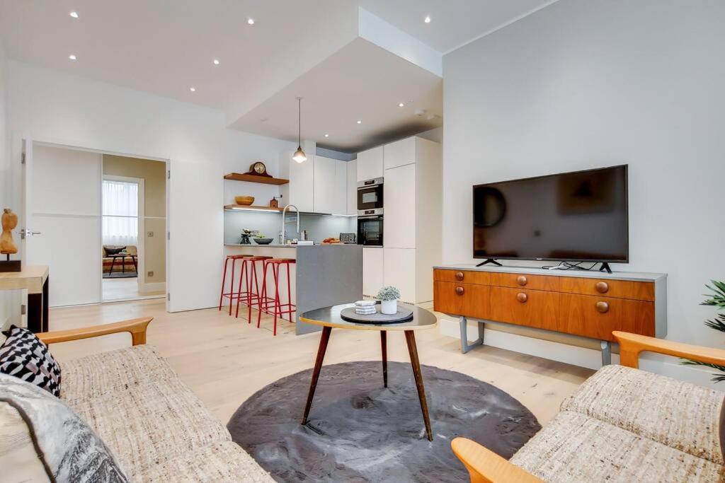 13 Borough Apartments - Contemporary 1-Bed, 1-Bath in Borough