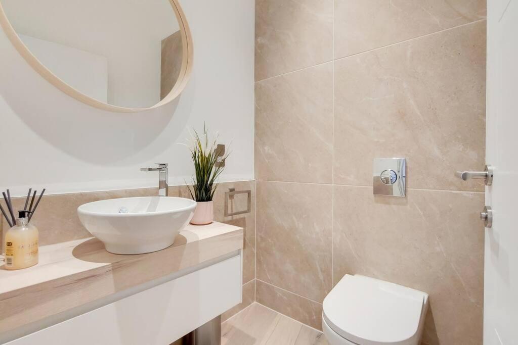 13 Borough Apartments - Contemporary 1-Bed, 1-Bath in Borough