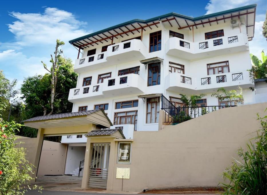 SaRu Apartments Kandy - 2 Bedroom for 6 view 4