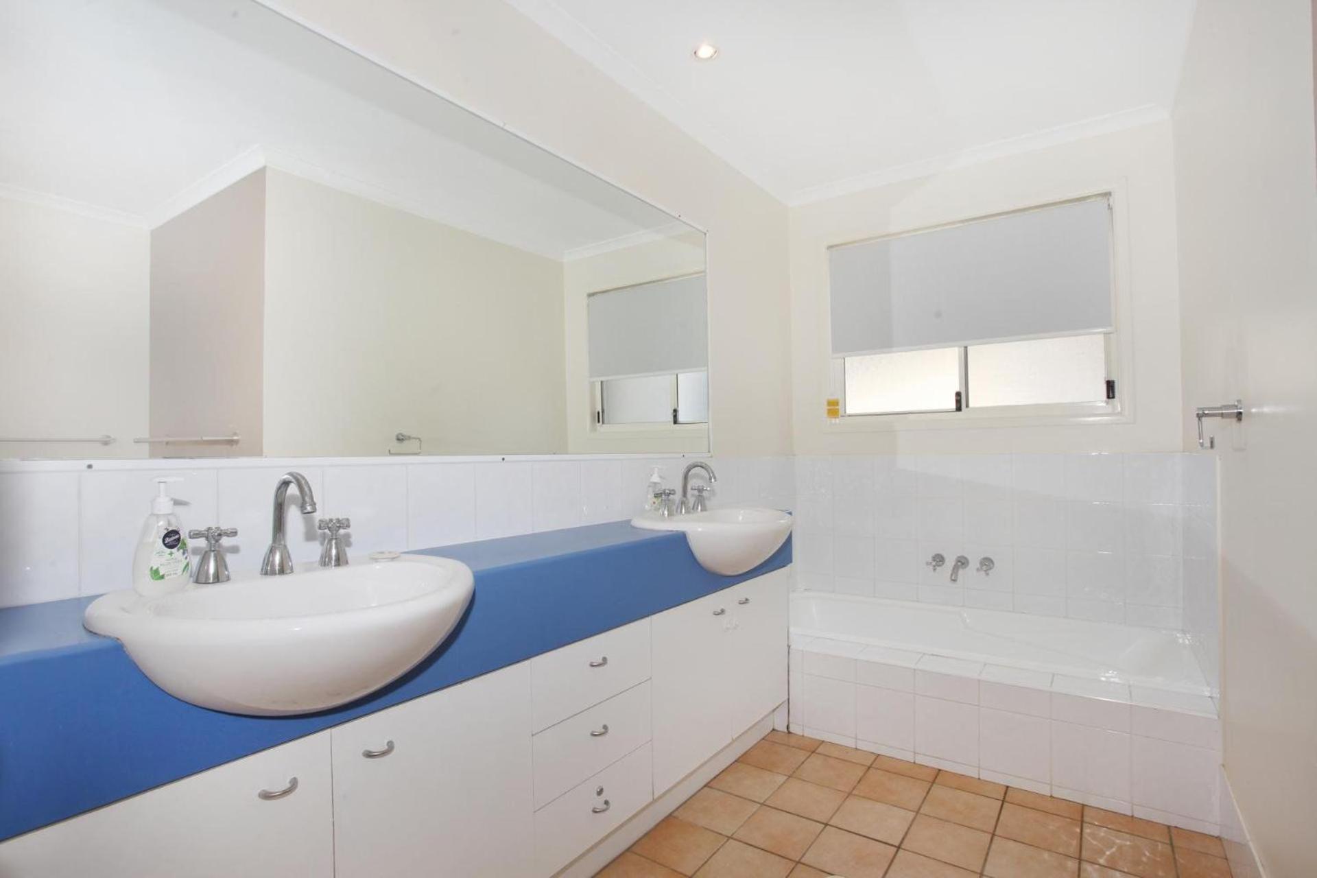 10 Barra Crescent