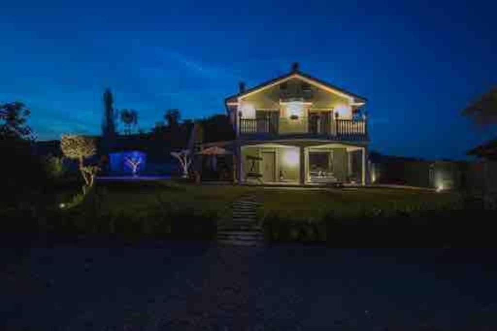 Villa MERAVIGLIA, heated pool, 16 km from the sea