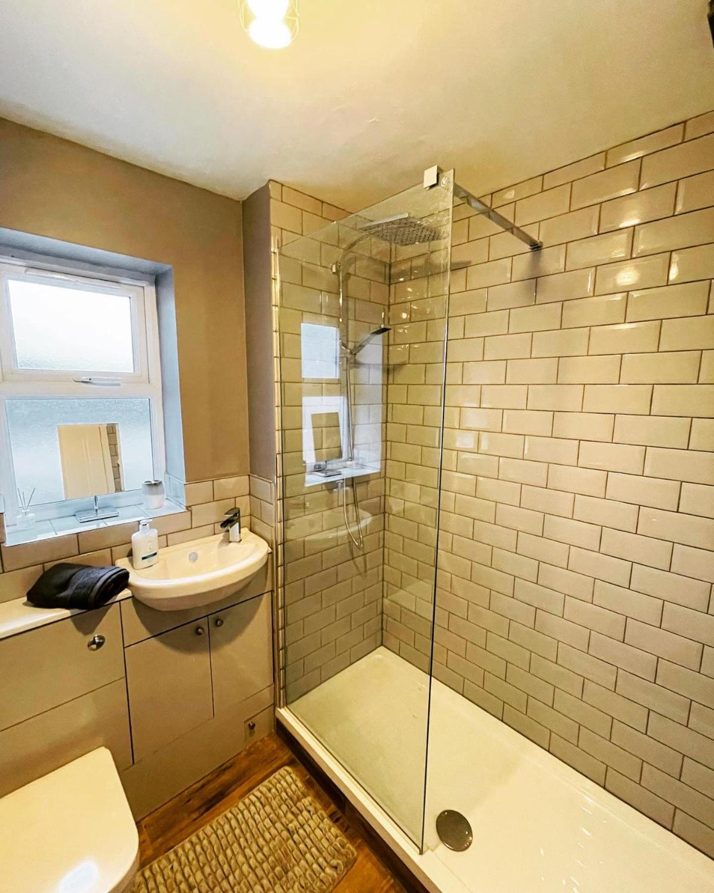 Two Double bedrooms apartment near Hull city centre view 3