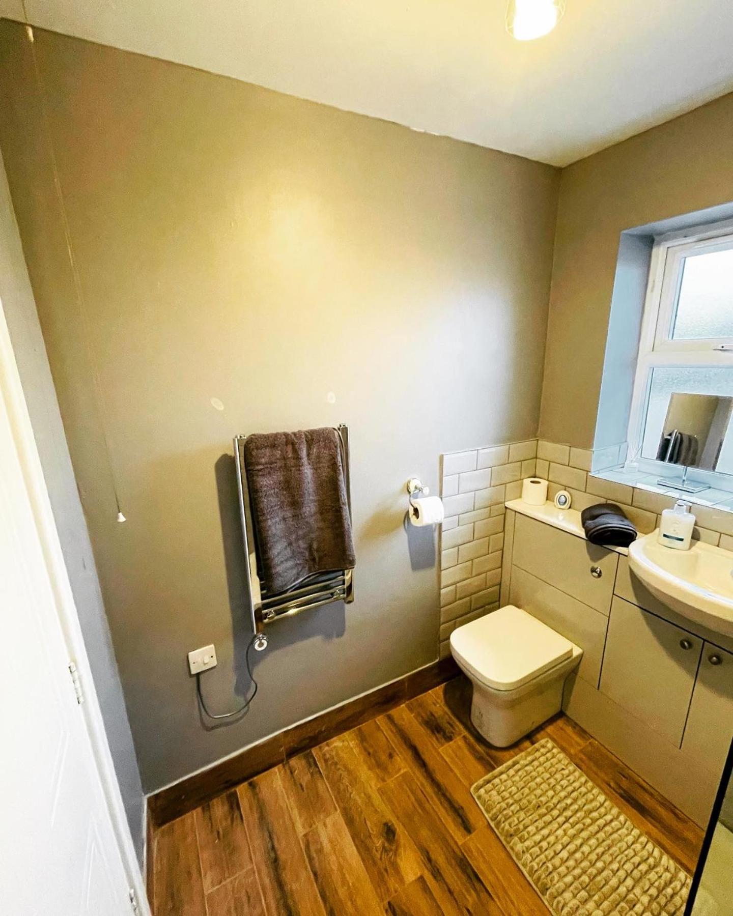 Two Double bedrooms apartment near Hull city centre view 5