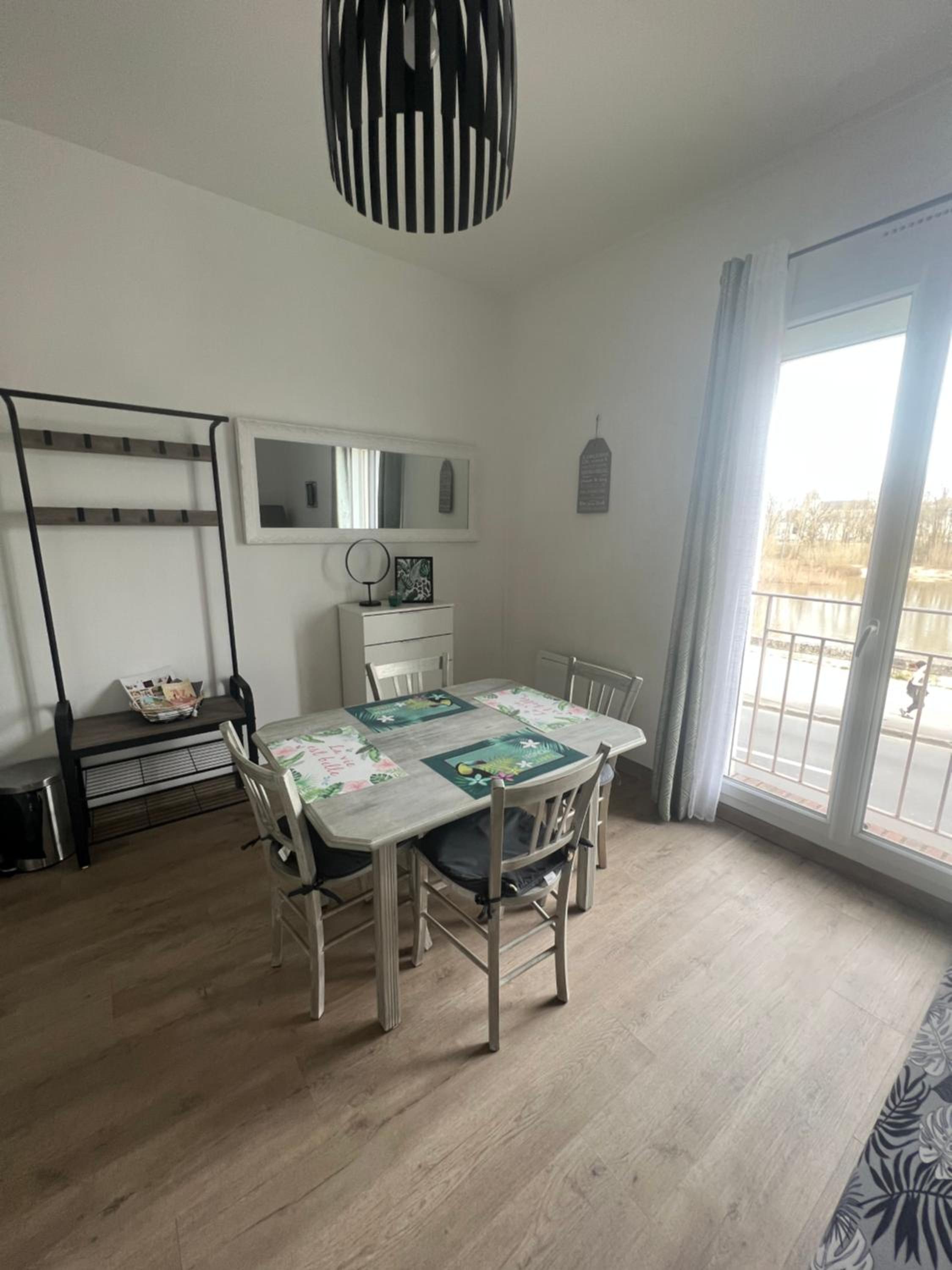 Cosy Loire, T2 neuf, front de Loire ,vue cathédrale,5min à pied centre ville et parking privé