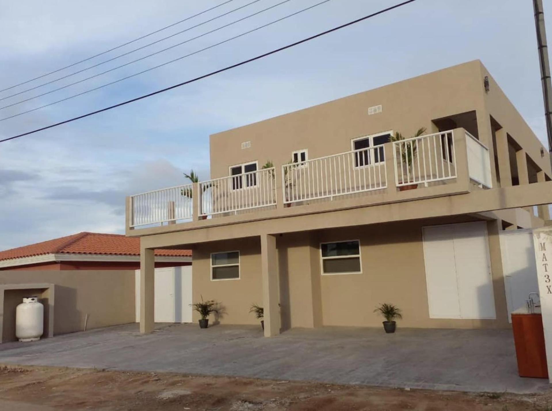 1 Bed Apartment Sleeps 2 - Pool Parking Wifi