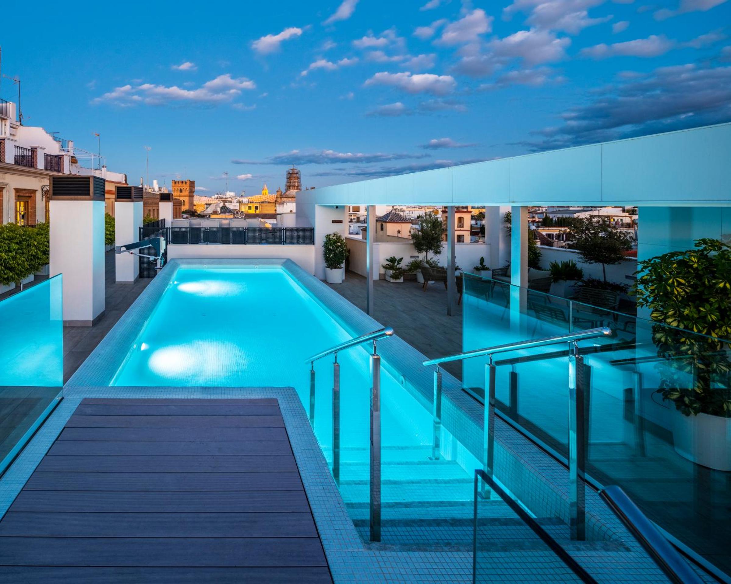 Hotel nQn Aparts & Suites Sevilla - Image 1