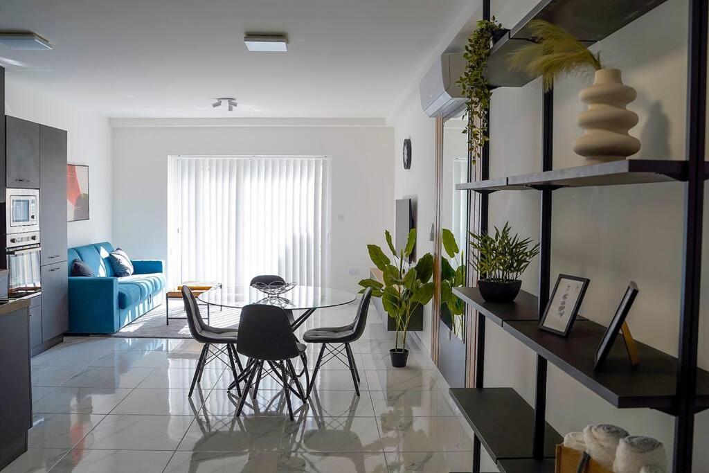 Luxurious Apartment Next to the Sea view 4