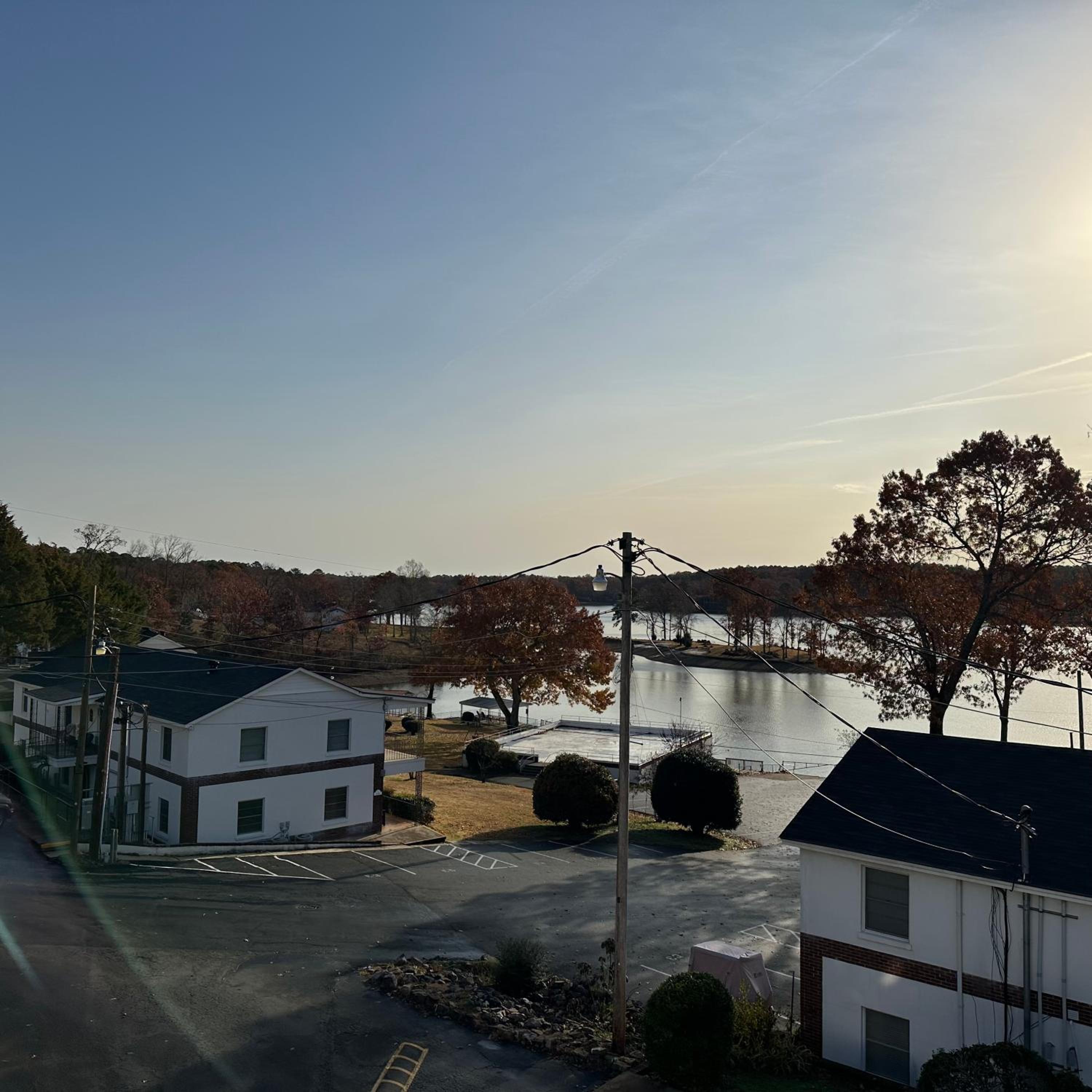 Hotel LAKEFRONT 7 MIN to OAKLAWN & 10 MIN to DOWNTOWN STR License #A22-0004 - Image 1