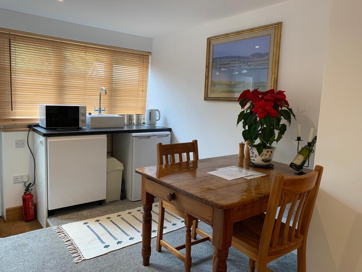 One bedroom self contained annex with own bathroom, sitting room and kitchenette view 3