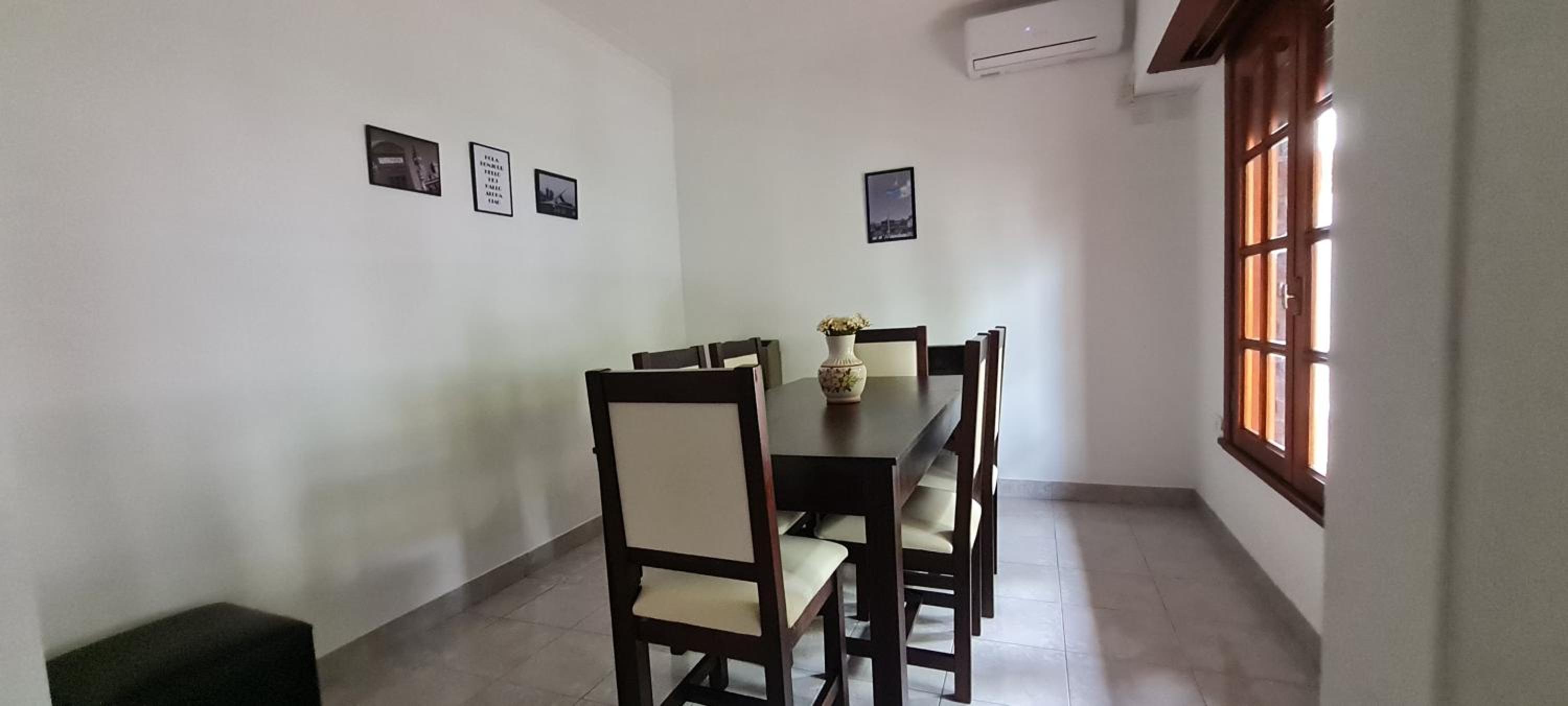 Casa familiar con patio y parrilla