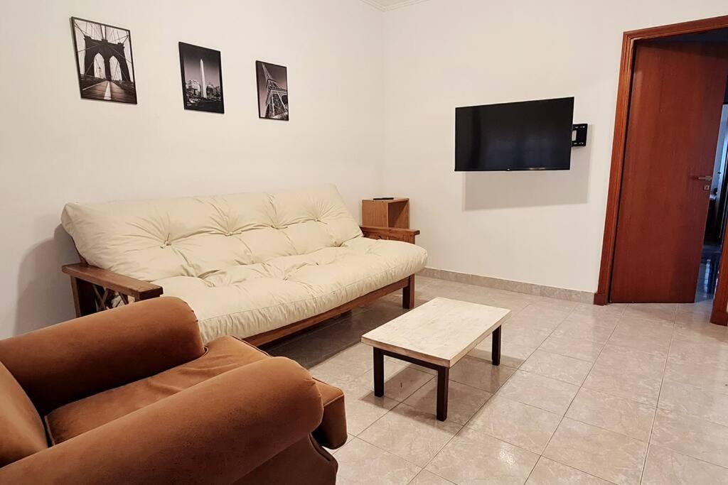 Casa familiar con patio y parrilla