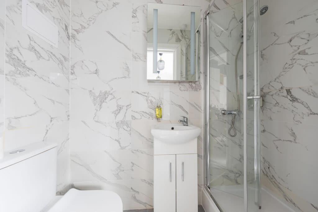 Victorian Beauty with Private Toilet and Shower Near Tube Station