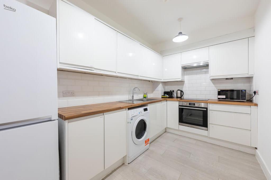 Victorian Beauty with Private Toilet and Shower Near Tube Station
