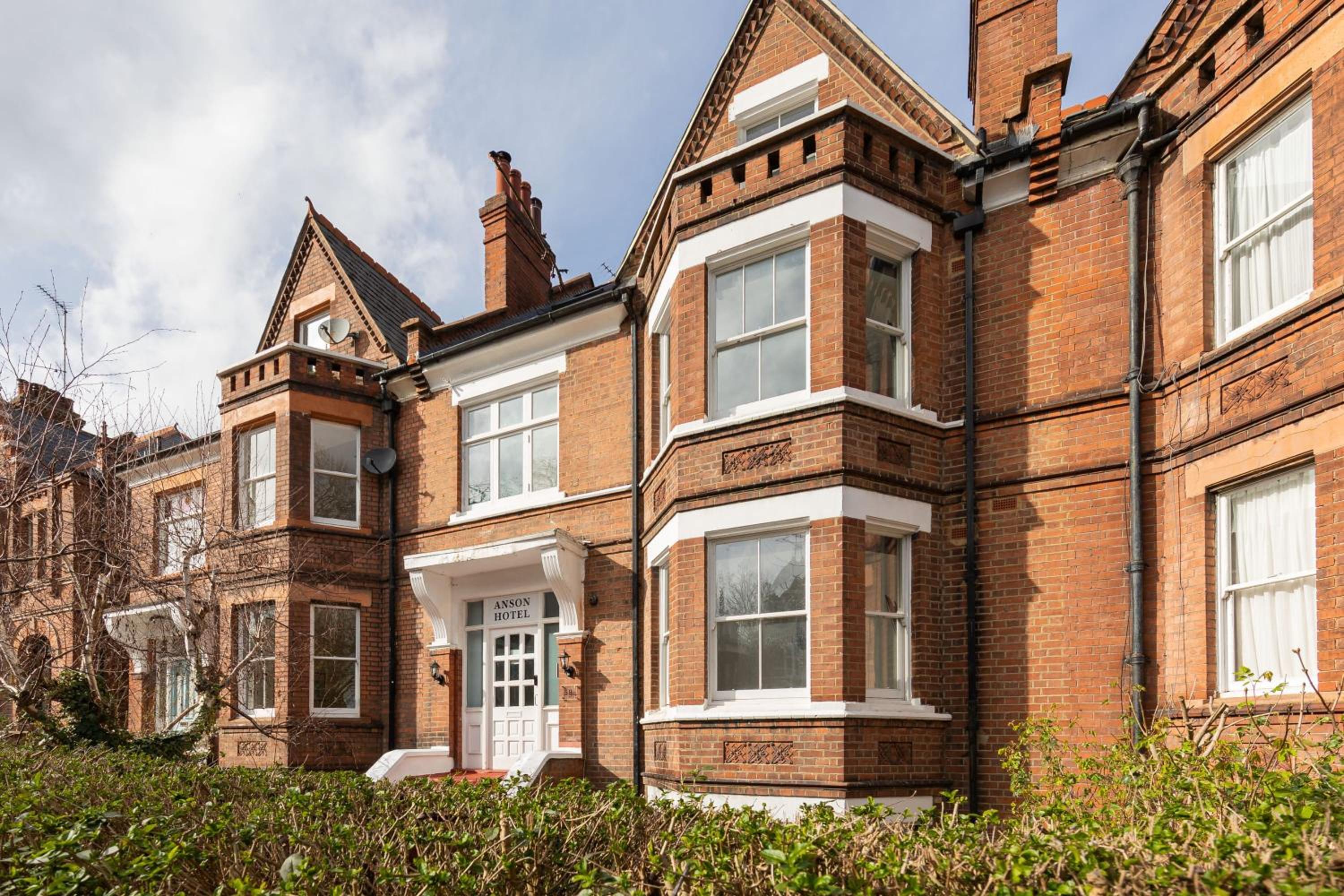 Functional Budget Stay with Wi-Fi and Laundry Facilities near Tube Station