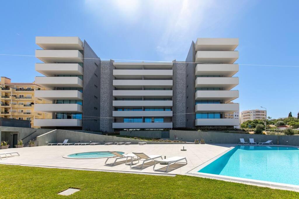 Hotel Amazing central apartment with sea-view, close to beach with pool, sauna, WiFi and private parking - Image 1