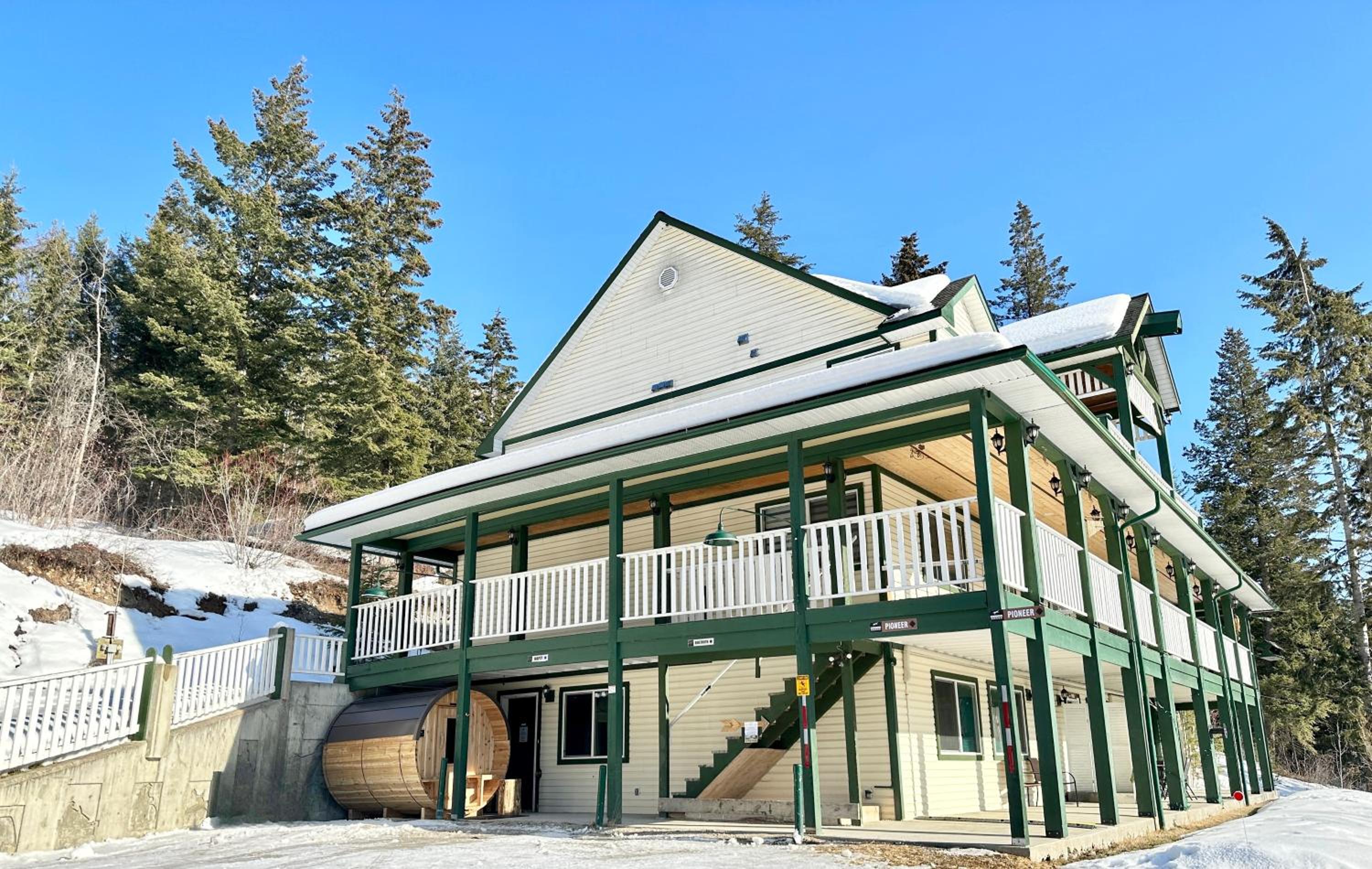Golden Vacations - 2mins to Town, AC  Sauna, Self Check-in, Full Kitchen, Free Laundry  Parking, Family Pet Friendly, Comfortably Sleeps Up To 10 - Property Image 12