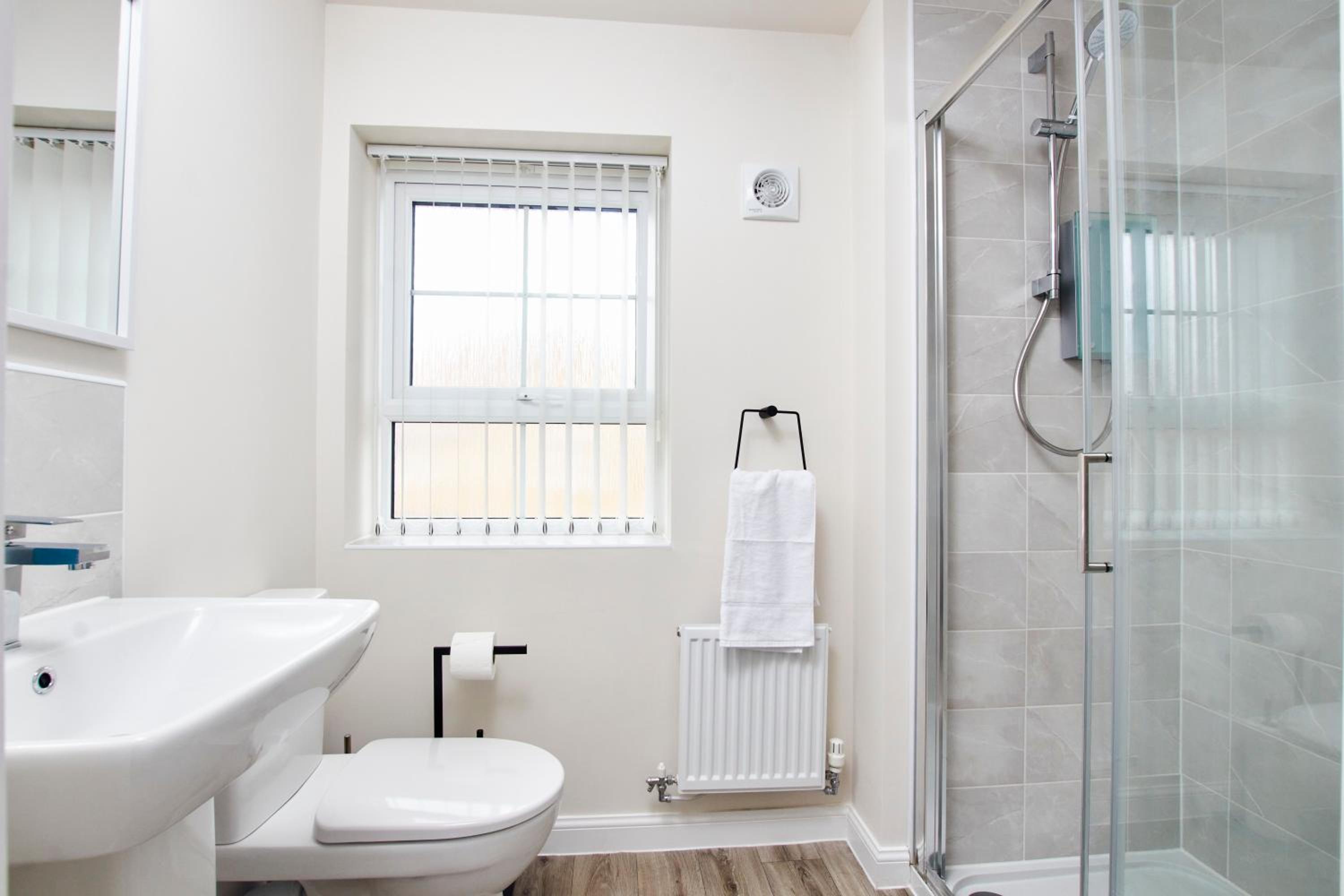 Superb 3BR House in Coventry Sleeps 9 w/Parking view 5