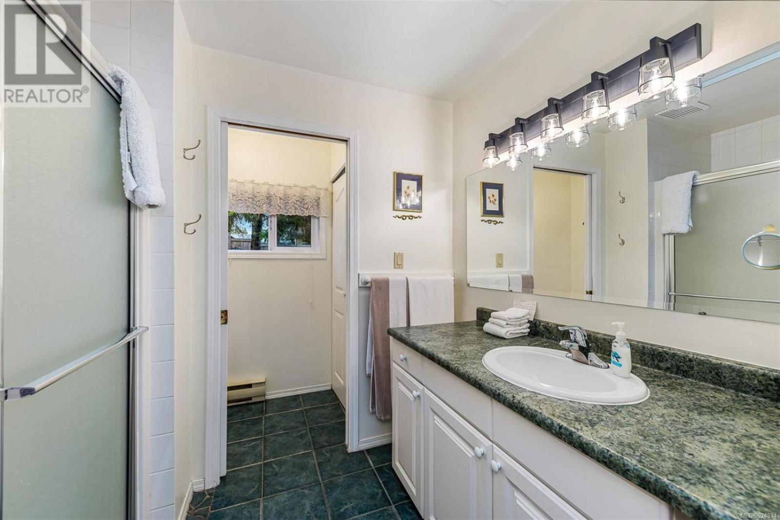 Sooke Vacations - Salty Towers Ocean Front Cottages - Property Image 18