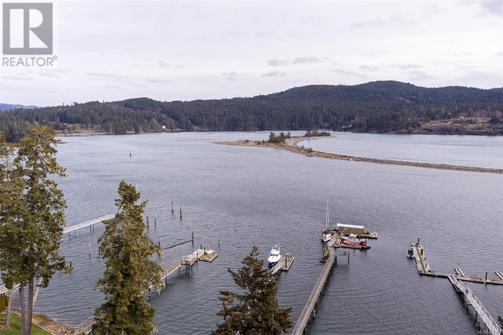 Sooke Vacations - Salty Towers Ocean Front Cottages - Property Image 1