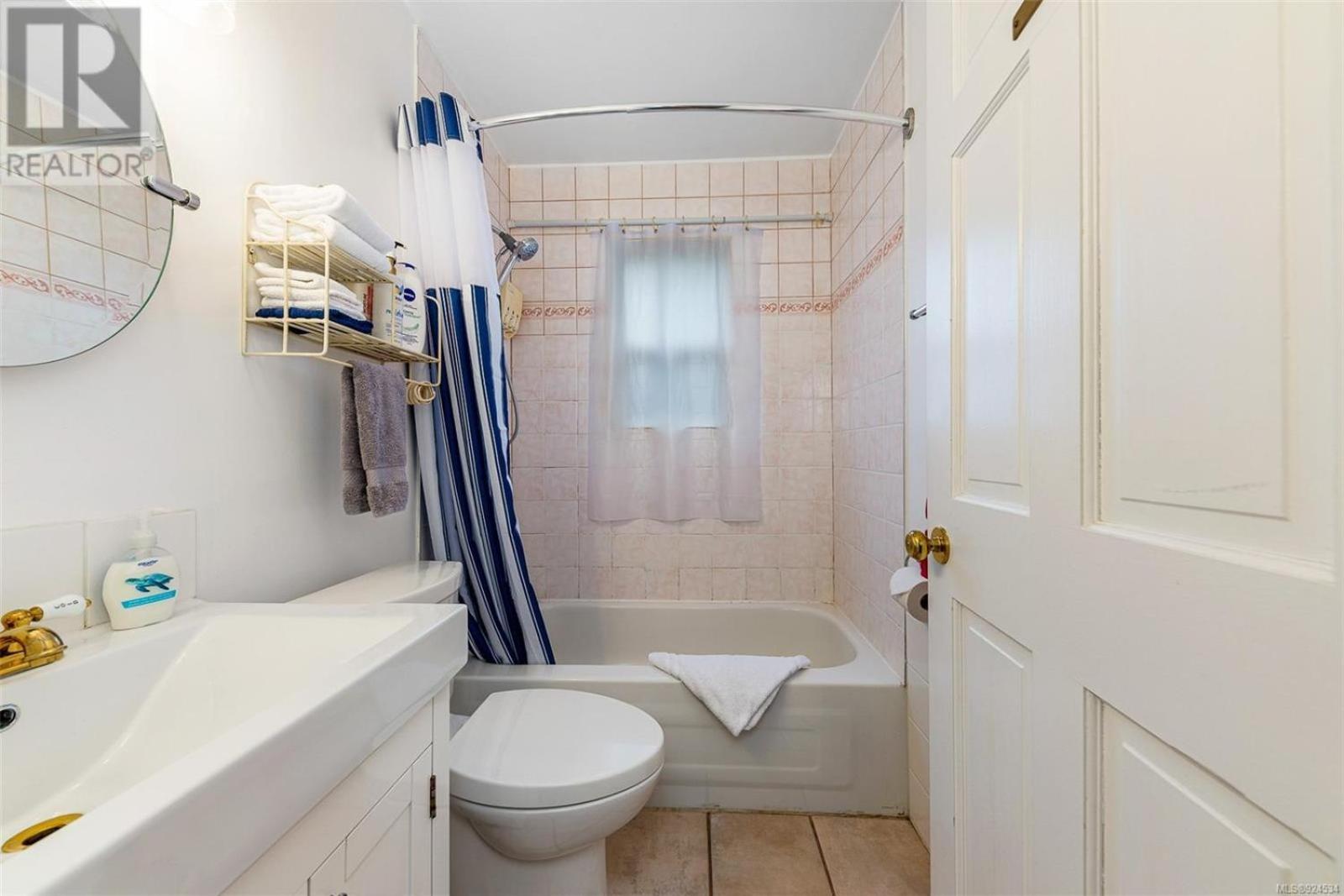 Sooke Vacations - Salty Towers Ocean Front Cottages - Property Image 3