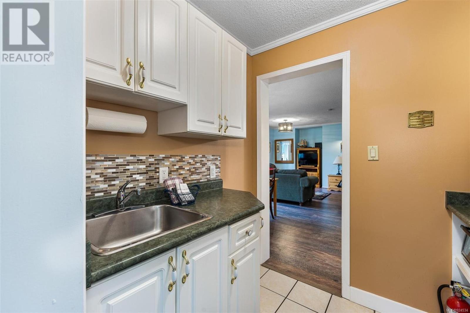 Sooke Vacations - Salty Towers Ocean Front Cottages - Property Image 4