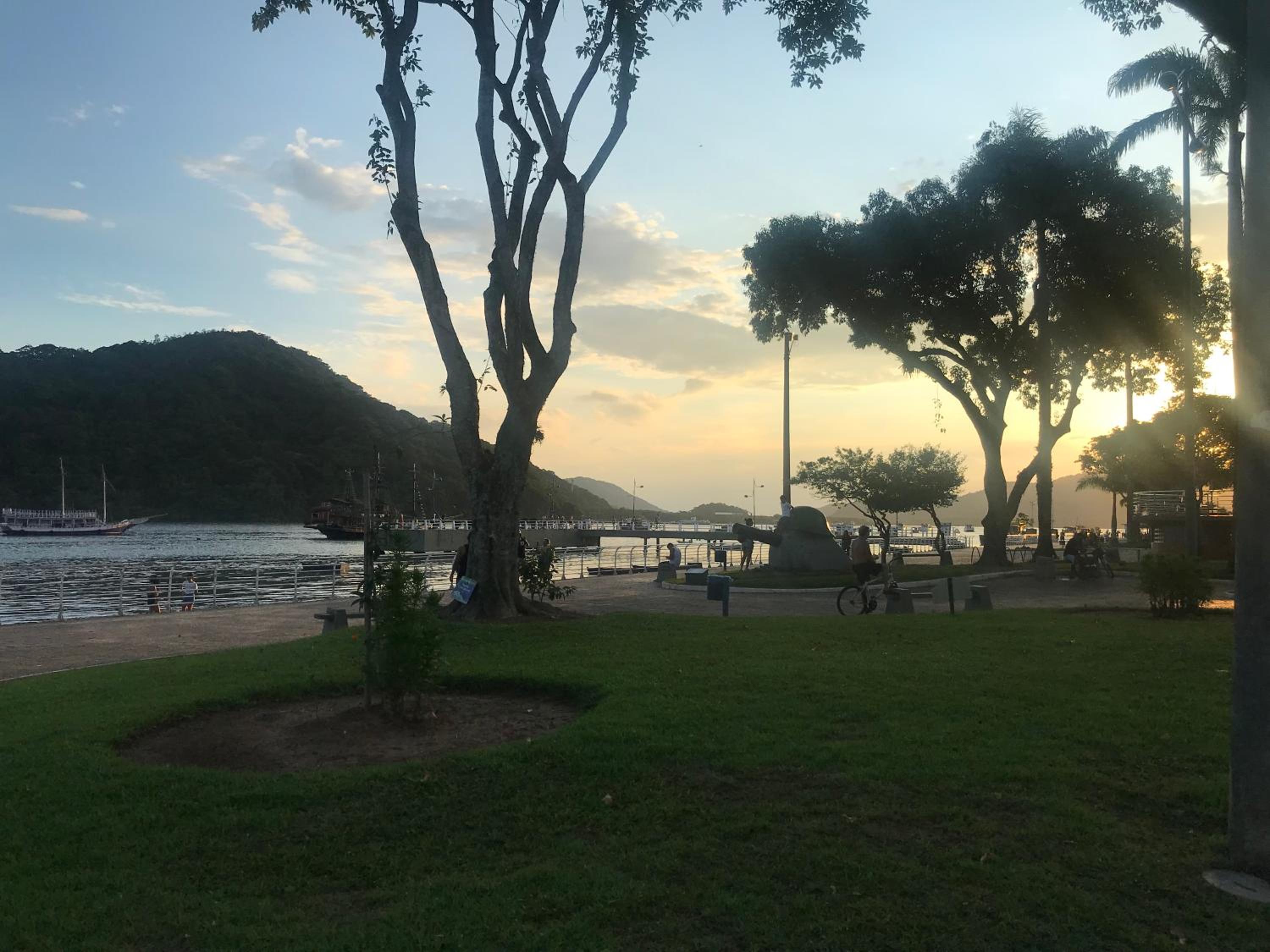 2 Quartos com Ar Condicionado e Varanda à 400m da Praia Maitinga - Estacionamento e Piscina - Wi-Fi 409 Mbps