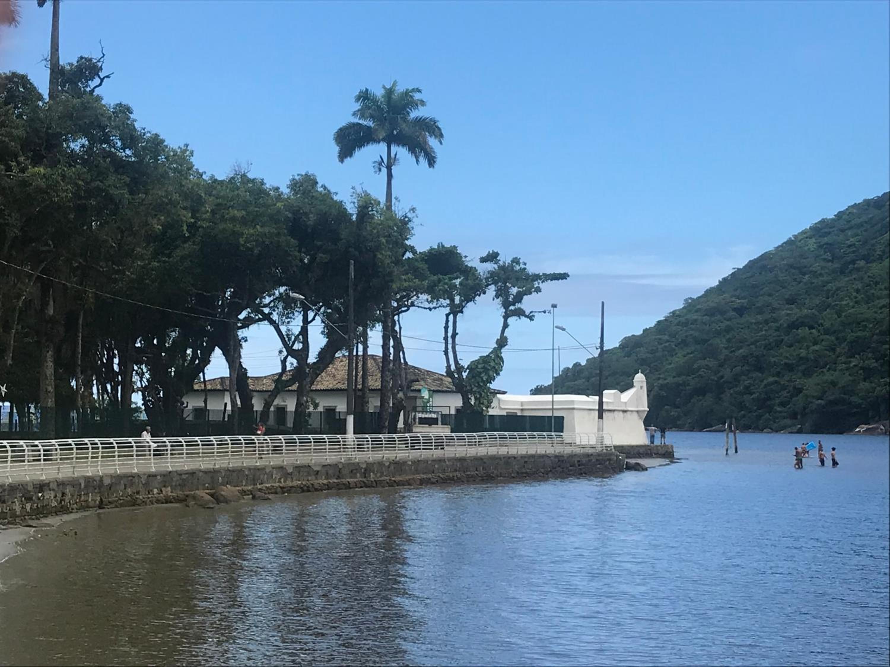 2 Quartos com Ar Condicionado e Varanda à 400m da Praia Maitinga - Estacionamento e Piscina - Wi-Fi 409 Mbps