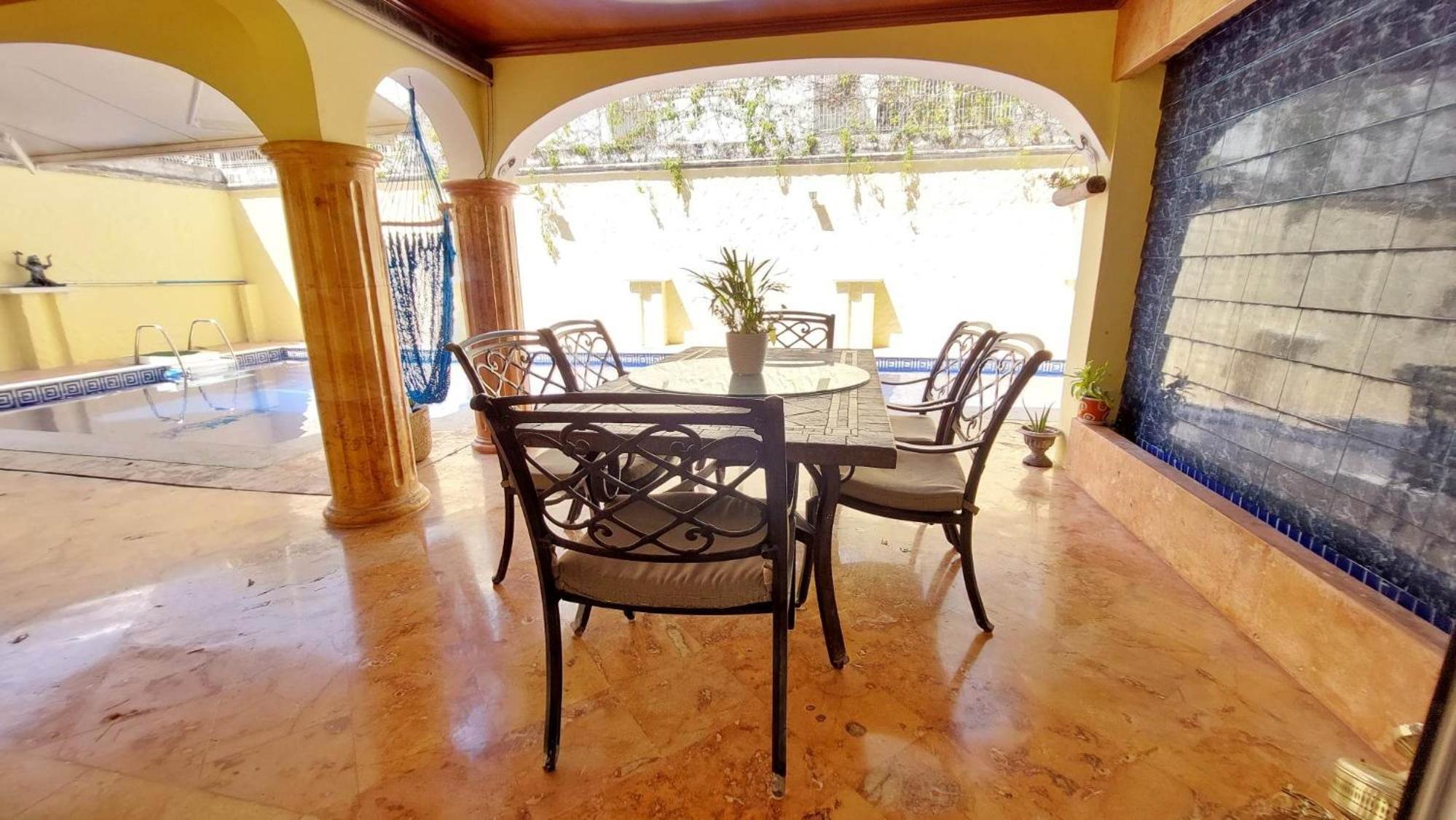 Habitaciones privadas y céntricas con alberca.