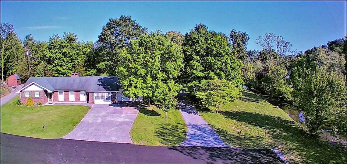 2 Blocks to Parkway! 5BR3BA Ranch wHot Tub FREE Attraction Tickets