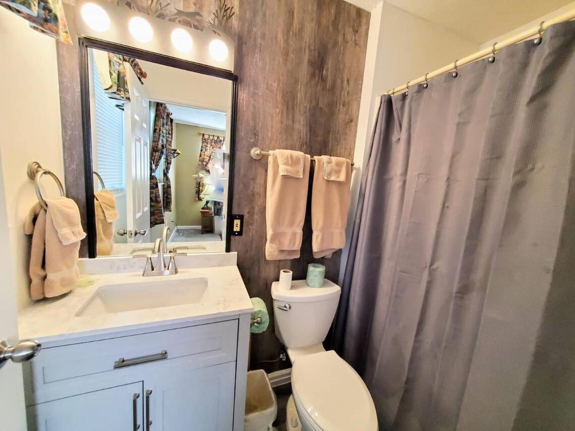 2 Blocks to Parkway! 5BR3BA Ranch wHot Tub FREE Attraction Tickets