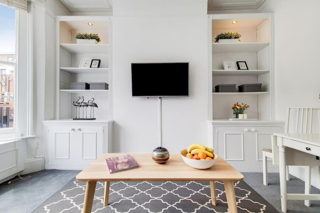 AR1 - 1 Bed Apartment in Heart of Fulham Broadway - by Short Stories London