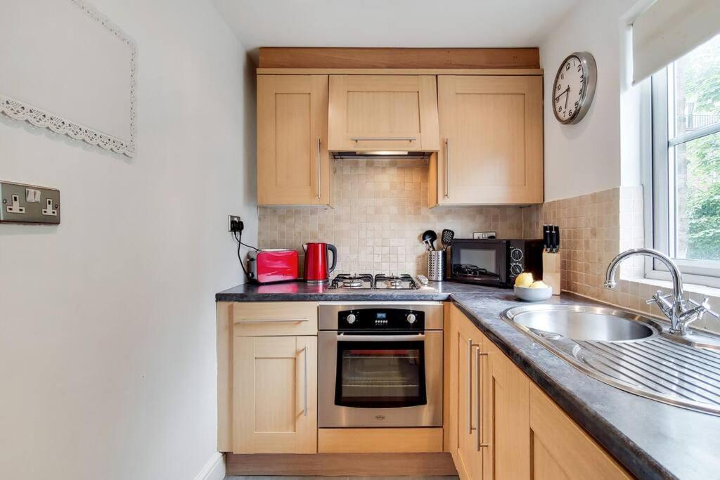 AR1 - 1 Bed Apartment in Heart of Fulham Broadway - by Short Stories London