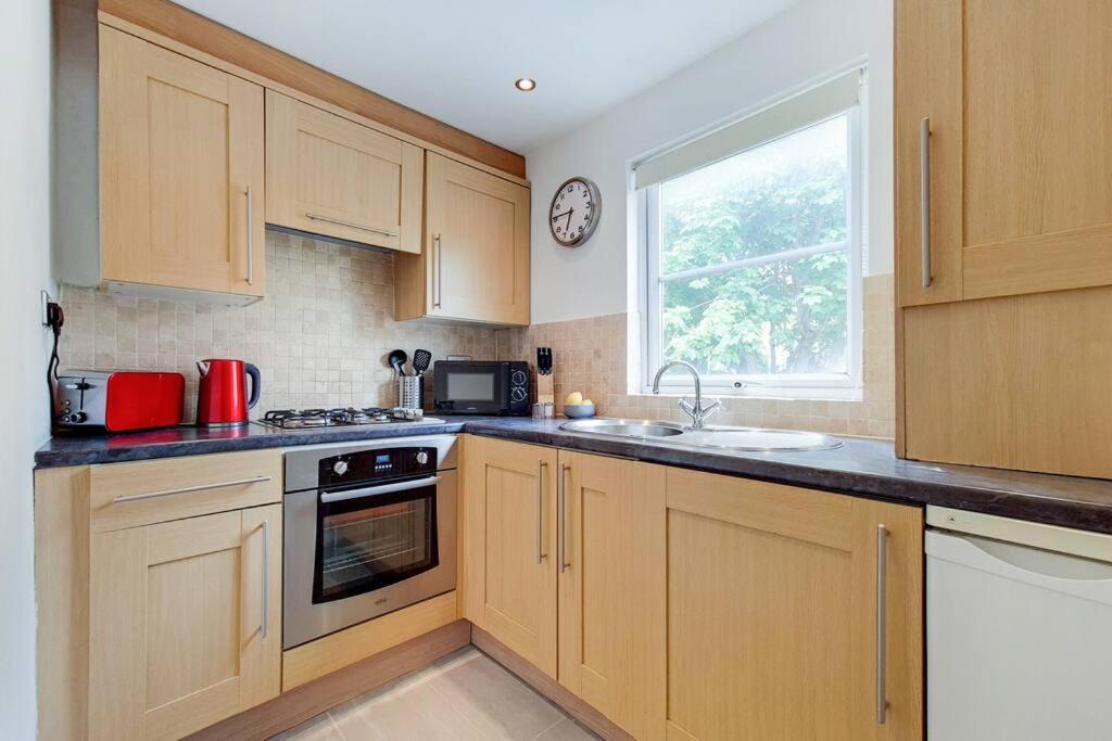 AR1 - 1 Bed Apartment in Heart of Fulham Broadway - by Short Stories London