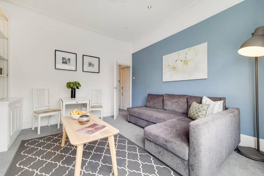 AR1 - 1 Bed Apartment in Heart of Fulham Broadway - by Short Stories London