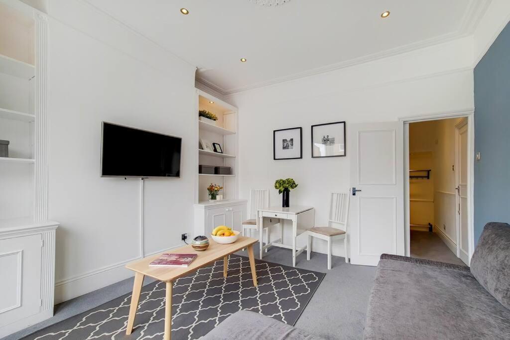 AR1 - 1 Bed Apartment in Heart of Fulham Broadway - by Short Stories London