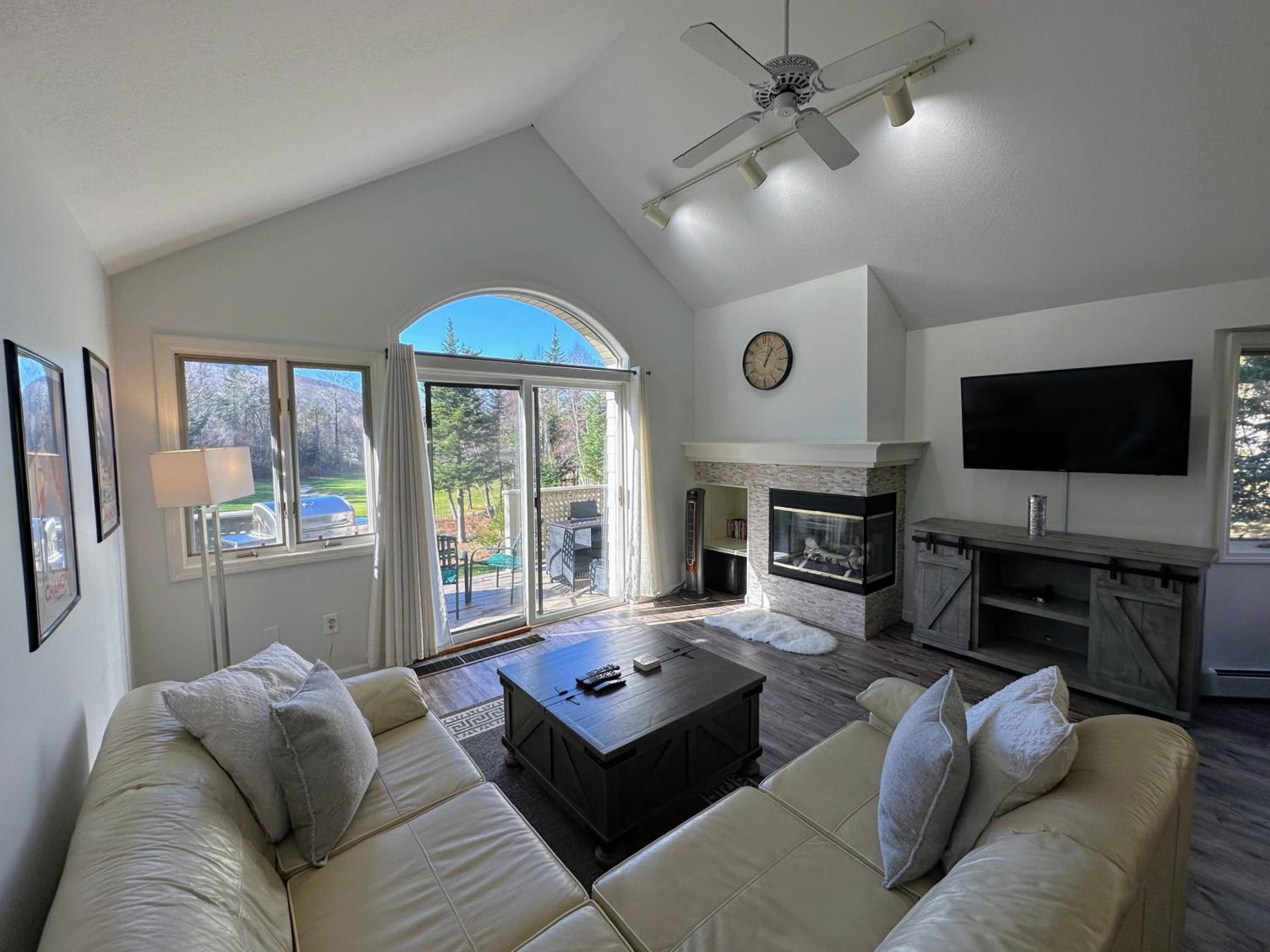 F7 Comfortable golf course townhouse within walking distance of Mount Washington Hotel