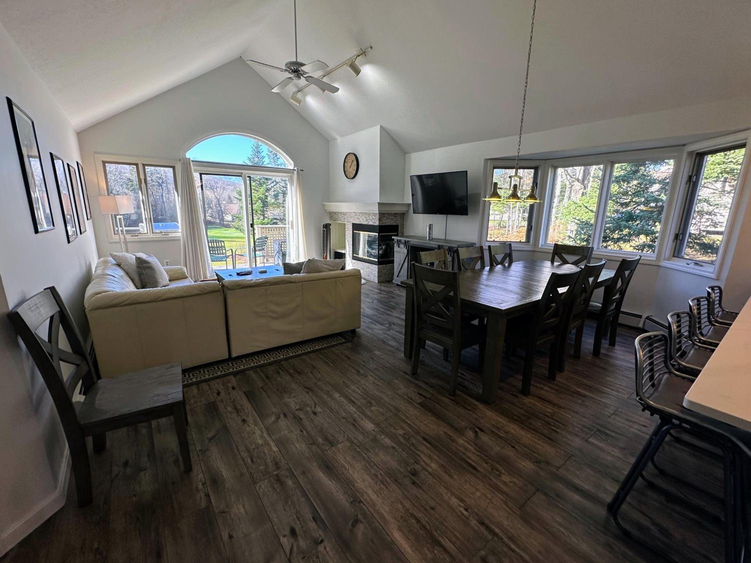 F7 Comfortable golf course townhouse within walking distance of Mount Washington Hotel