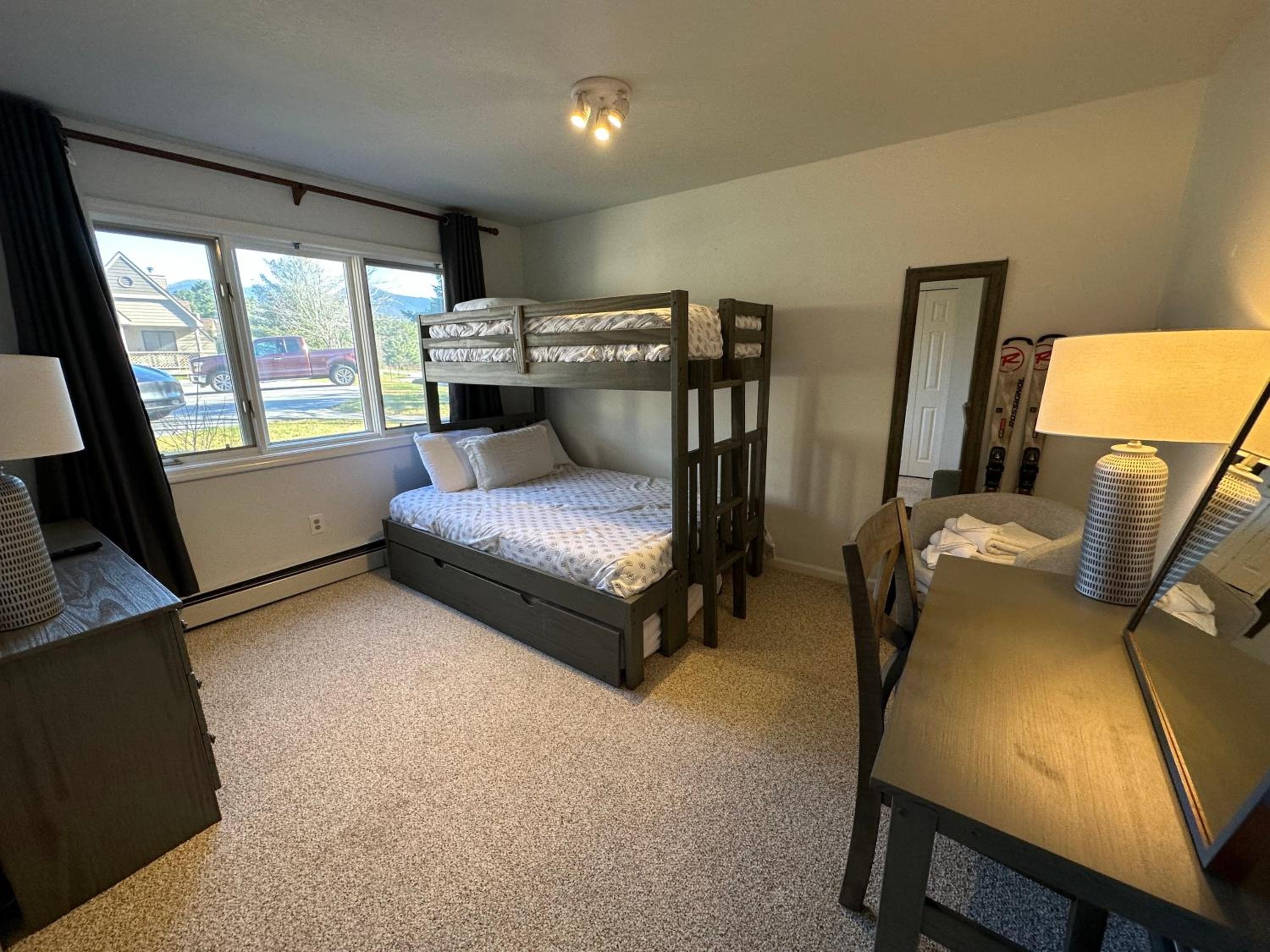 F7 Comfortable golf course townhouse within walking distance of Mount Washington Hotel