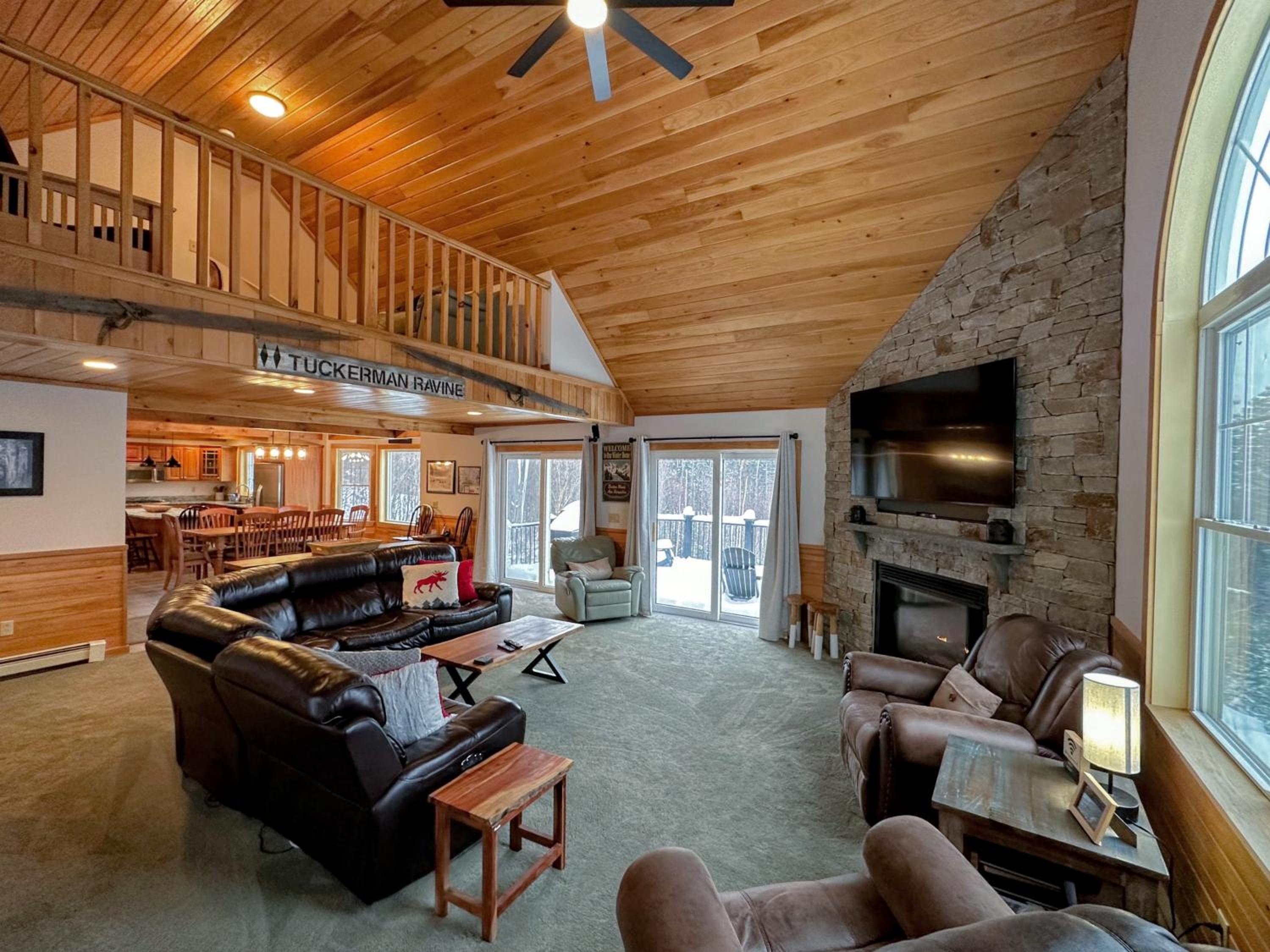 NEW Single family home with spectacular views and lots of space Privacy convenience and style view 4