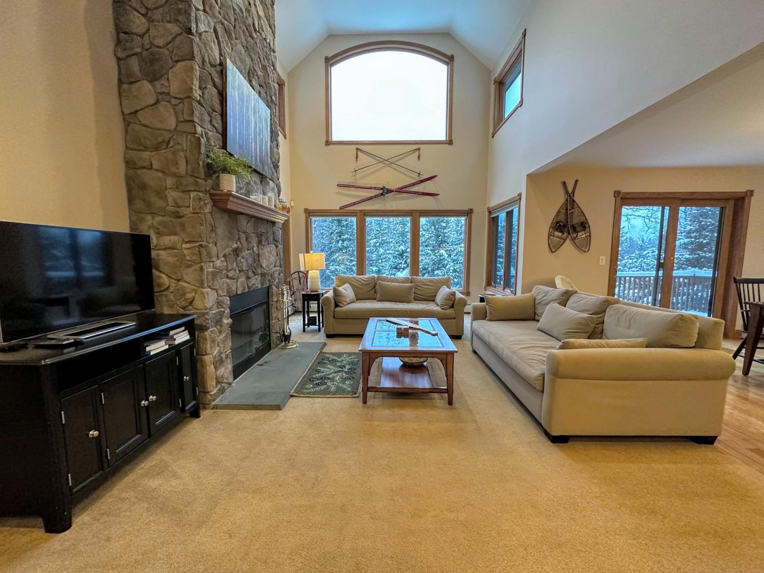 Spacious private home, ski views, pool table, ping-pong, privacy, steps to Mt Wash Hotel view 5