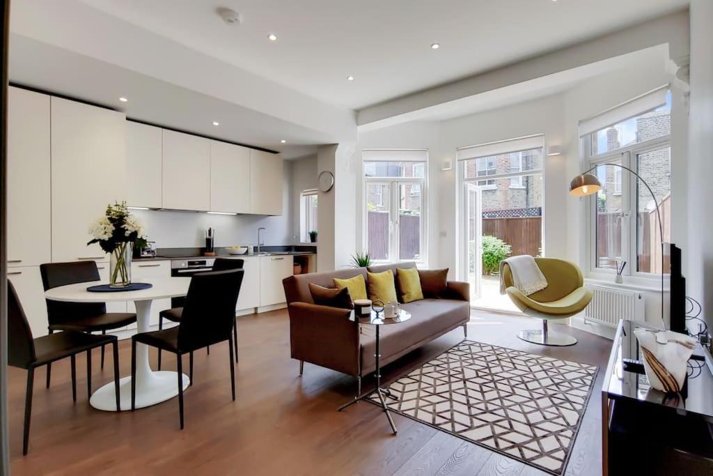 DG1 - Family-Friendly 2-Bed with Garden in Acton - by Short Stories London