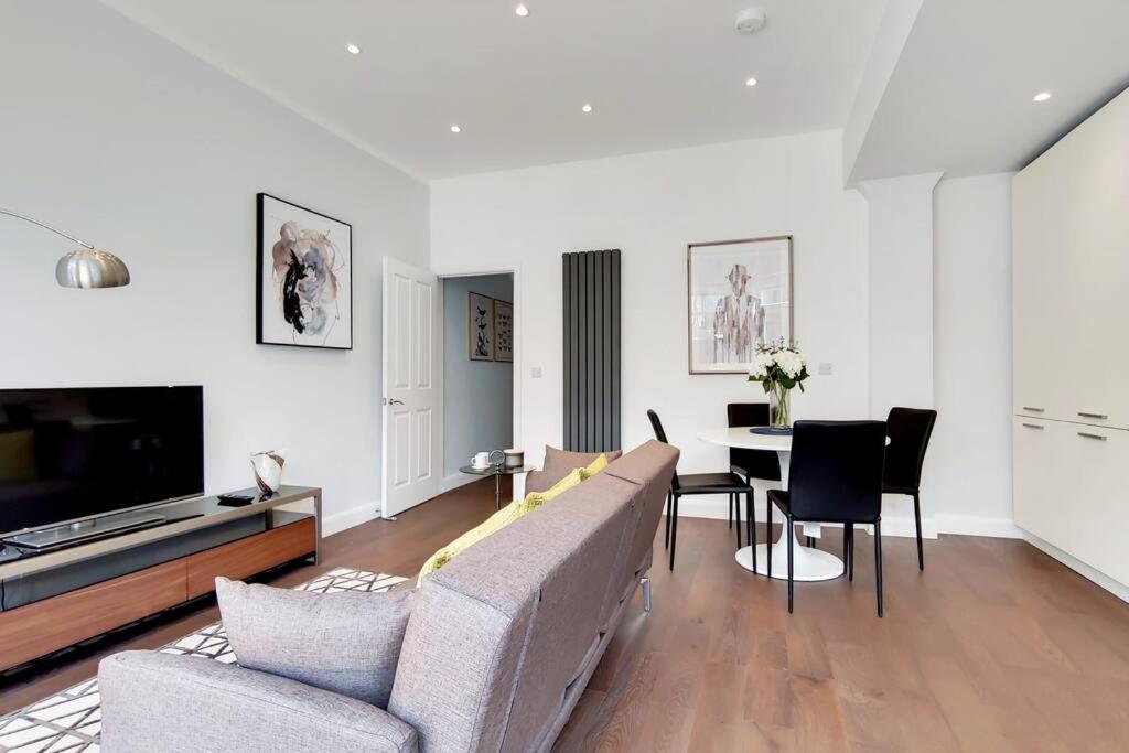 DG1 - Family-Friendly 2-Bed with Garden in Acton - by Short Stories London