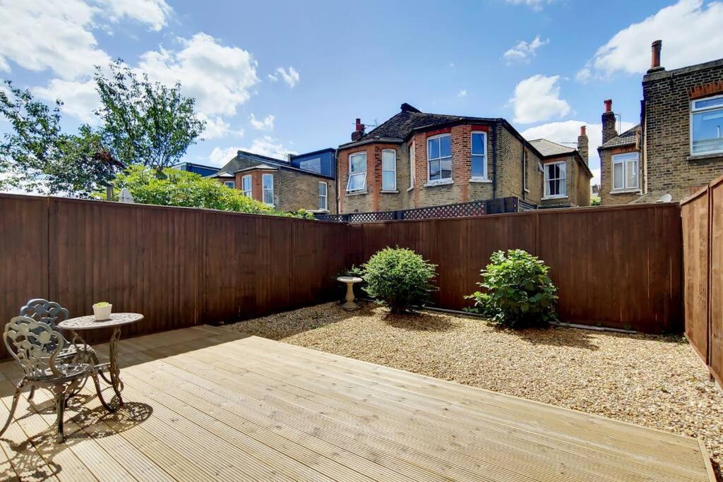 DG1 - Family-Friendly 2-Bed with Garden in Acton - by Short Stories London