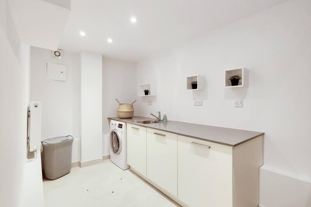 DG1 - Family-Friendly 2-Bed with Garden in Acton - by Short Stories London